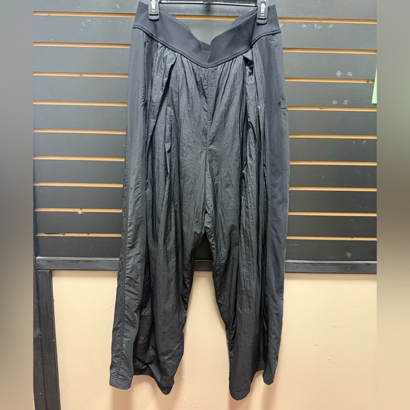 Lululemon black wide leg jogger - Picture 1 of 4